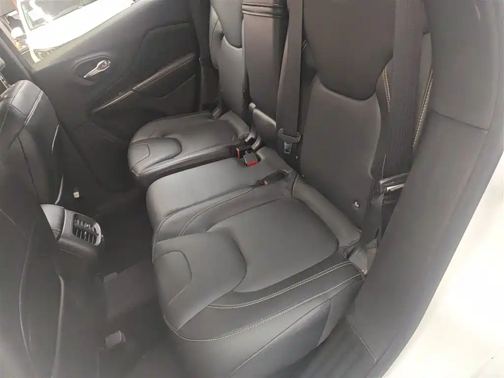 Jeep Cherokee 2016 — фото 17