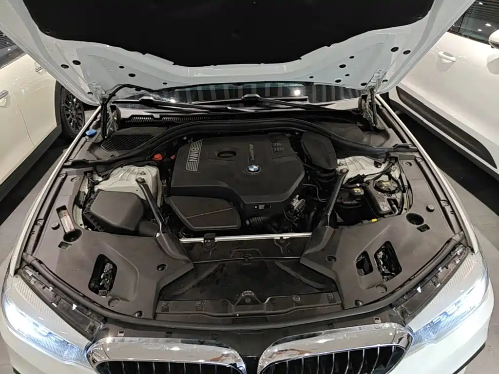 BMW 5 Series 2018 — фото 20