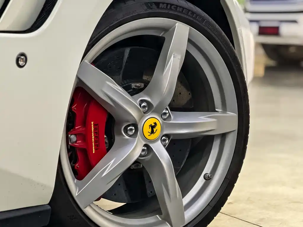 Ferrari GTC4Lusso 2019 — фото 7