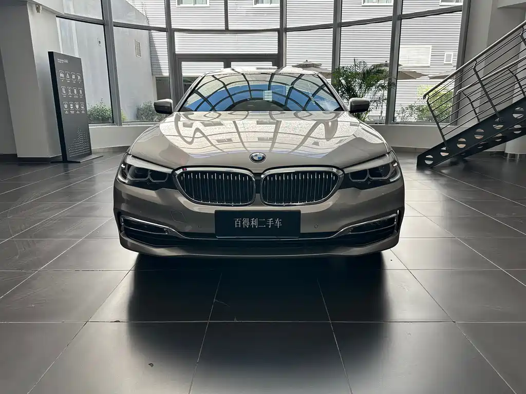 BMW 5 Series 2019 — фото 12