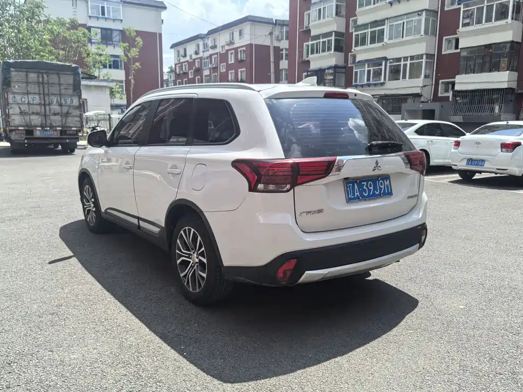 Mitsubishi Outlander 2017 — фото 6