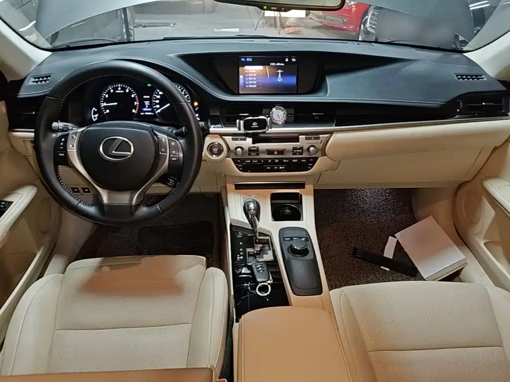 Lexus ES 2015 — фото 10