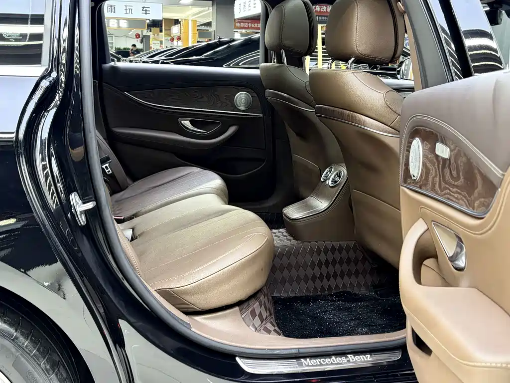 Mercedes-Benz E-Class 2023 — фото 13