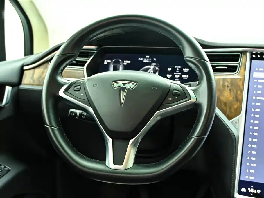 Tesla Model X 2017 — фото 23
