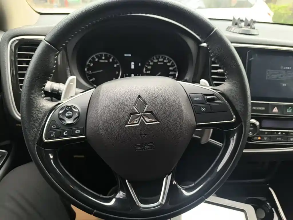 Mitsubishi Outlander 2023 — фото 11