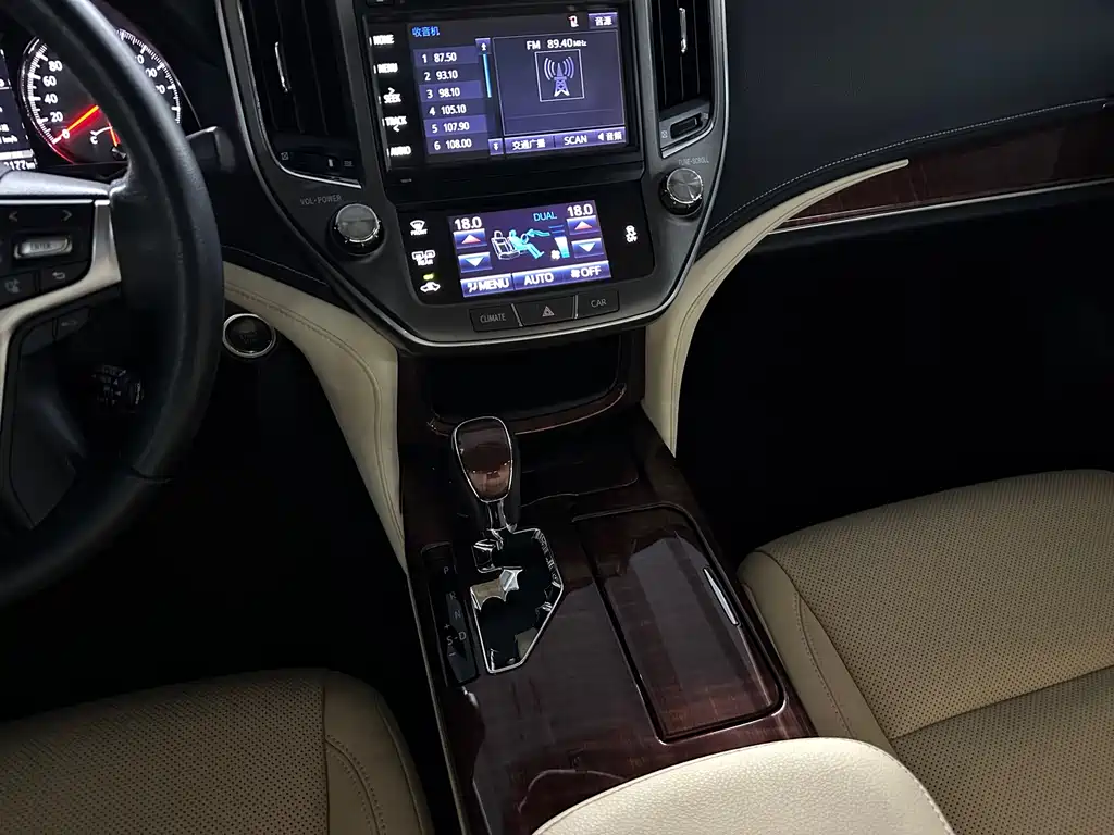 Toyota Crown 2015 — фото 18