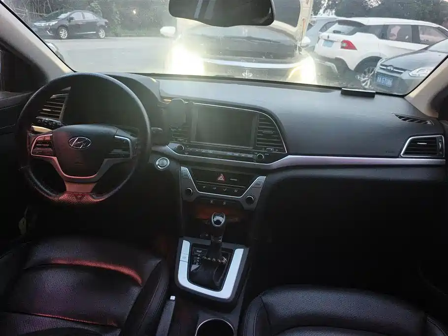 Hyundai Elantra 2018 — фото 12