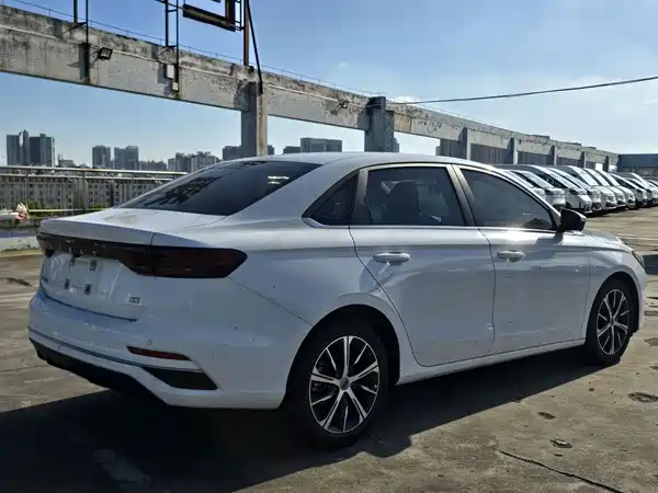 Geely Emgrand 2022