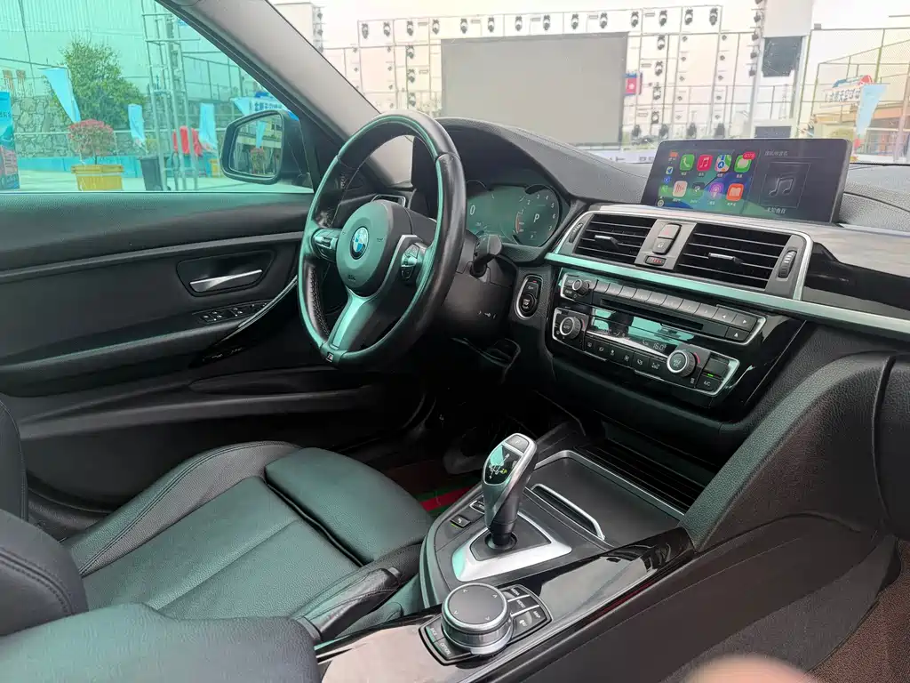 BMW 3 Series 2018 — фото 11