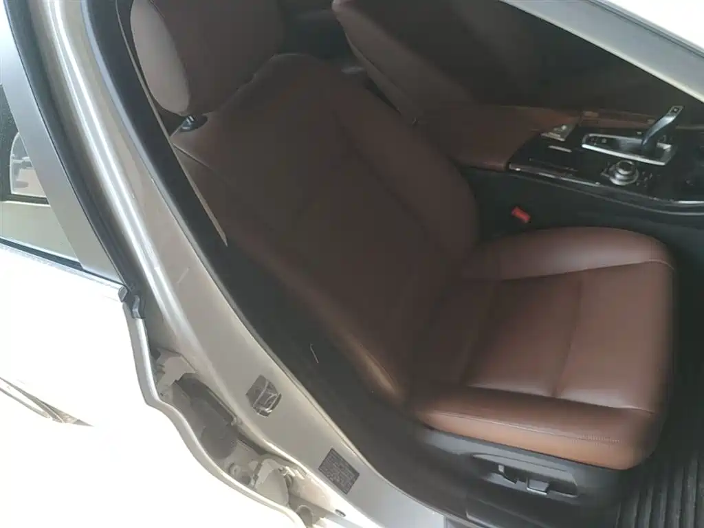 BMW 5 Series 2015 — фото 25