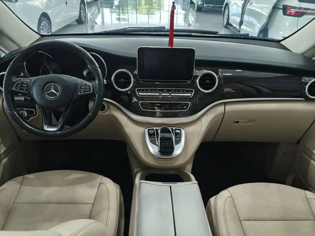 Mercedes-Benz V-Class 2019 — фото 12