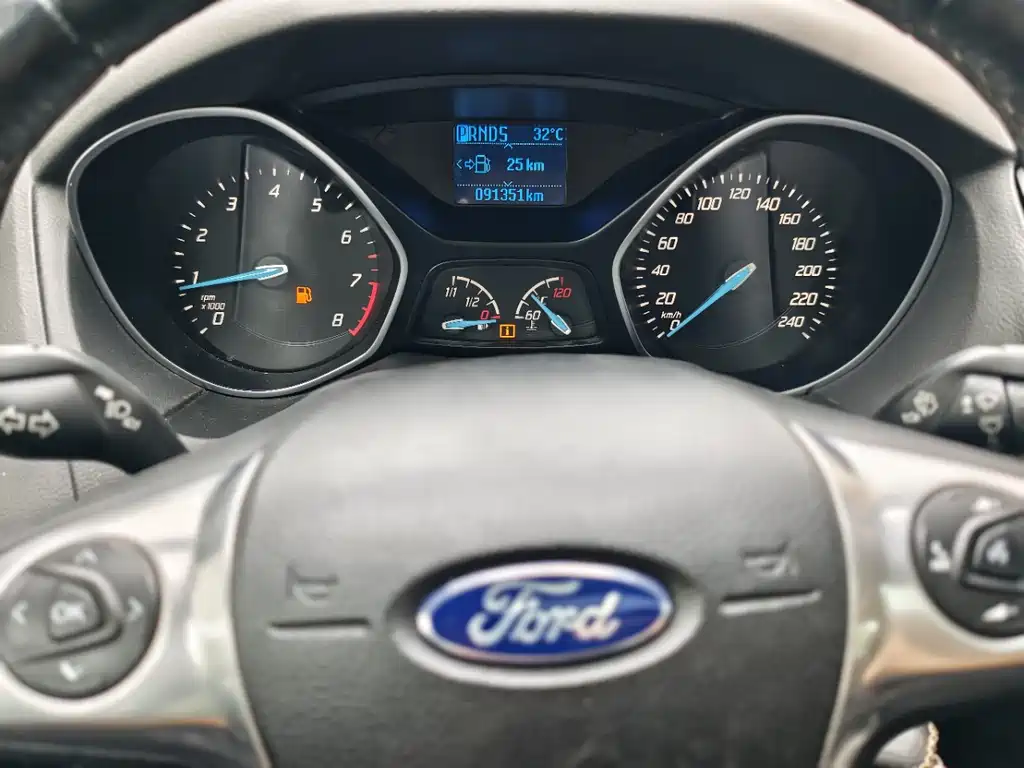 Ford Focus 2014 — фото 10