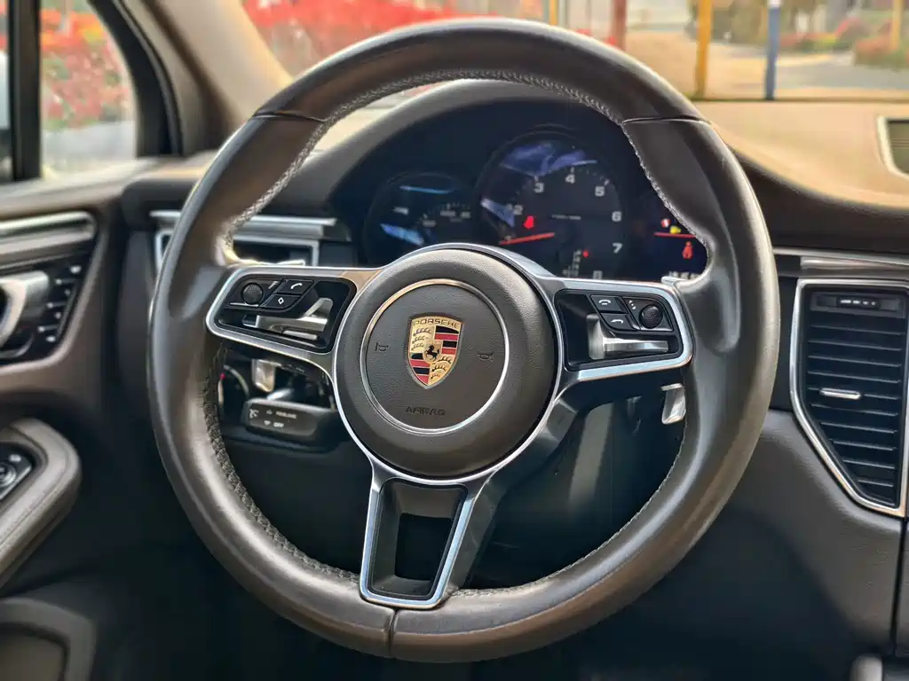Porsche Macan 2017 — фото 16