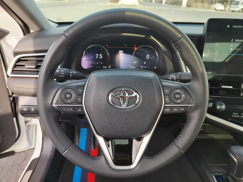 Toyota Camry 2023 — фото 8