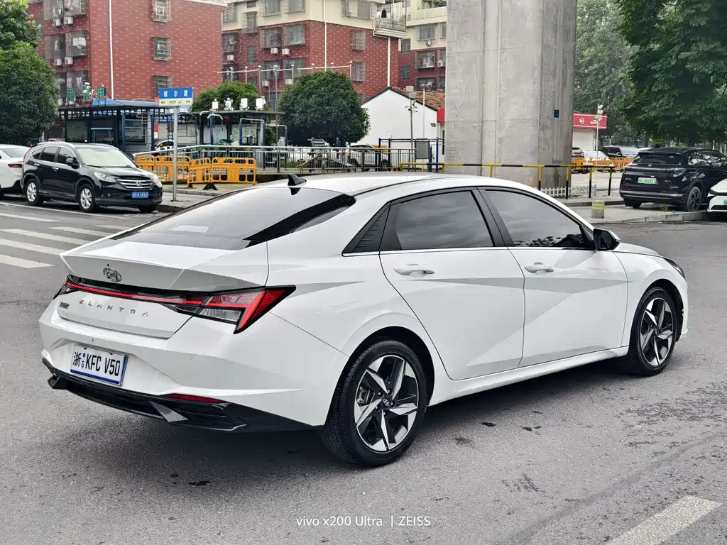 Hyundai Elantra 2022 — фото 12