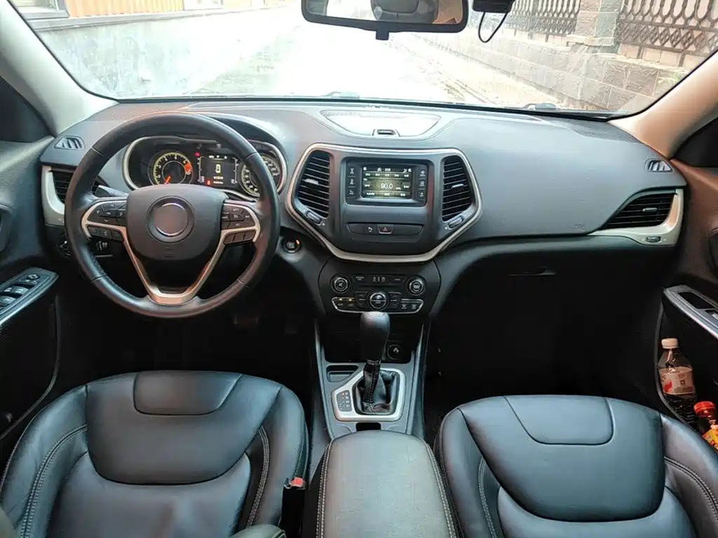 Jeep Cherokee 2016 — фото 10