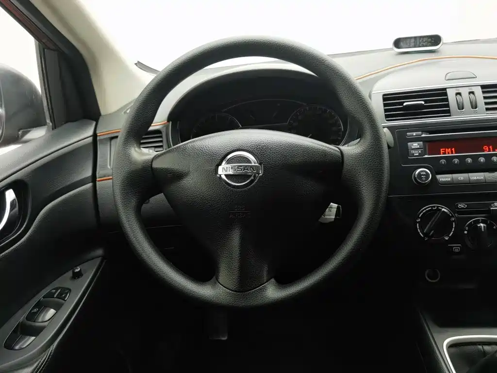 Nissan Tiida 2013 — фото 11