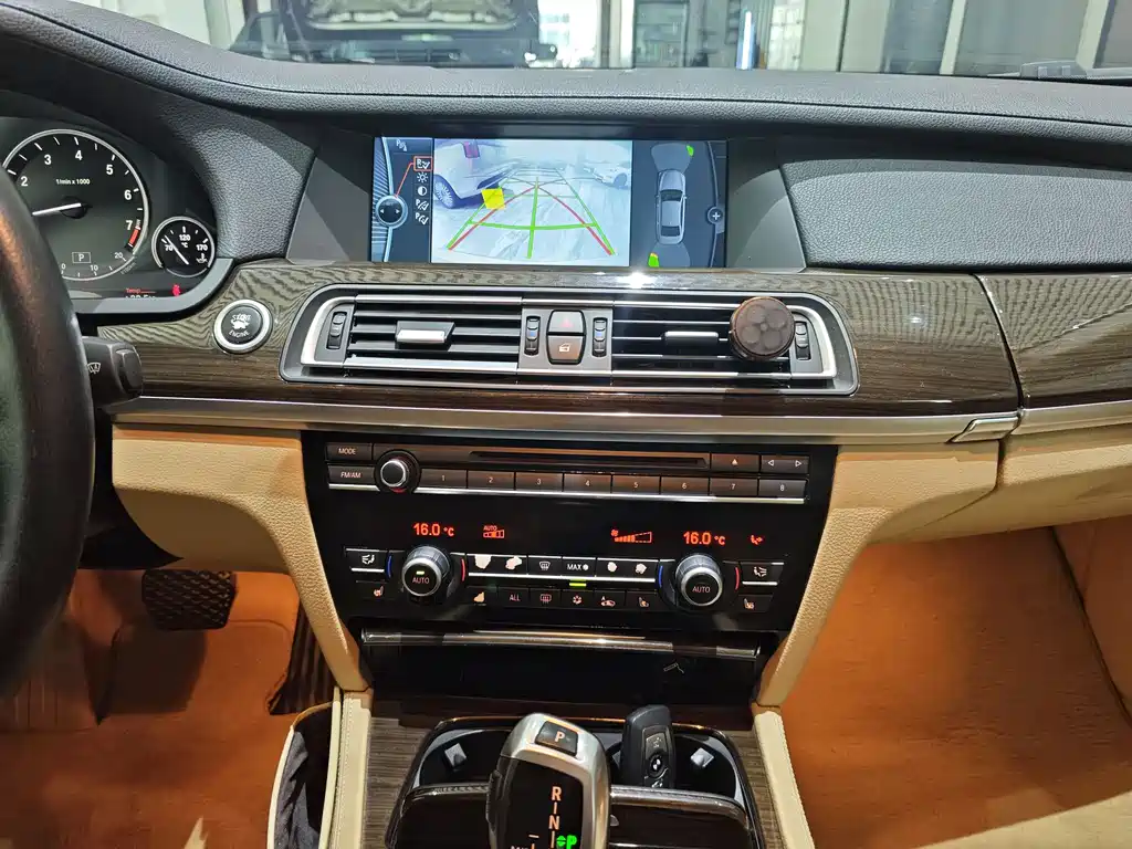 BMW 7 Series 2010 — фото 14