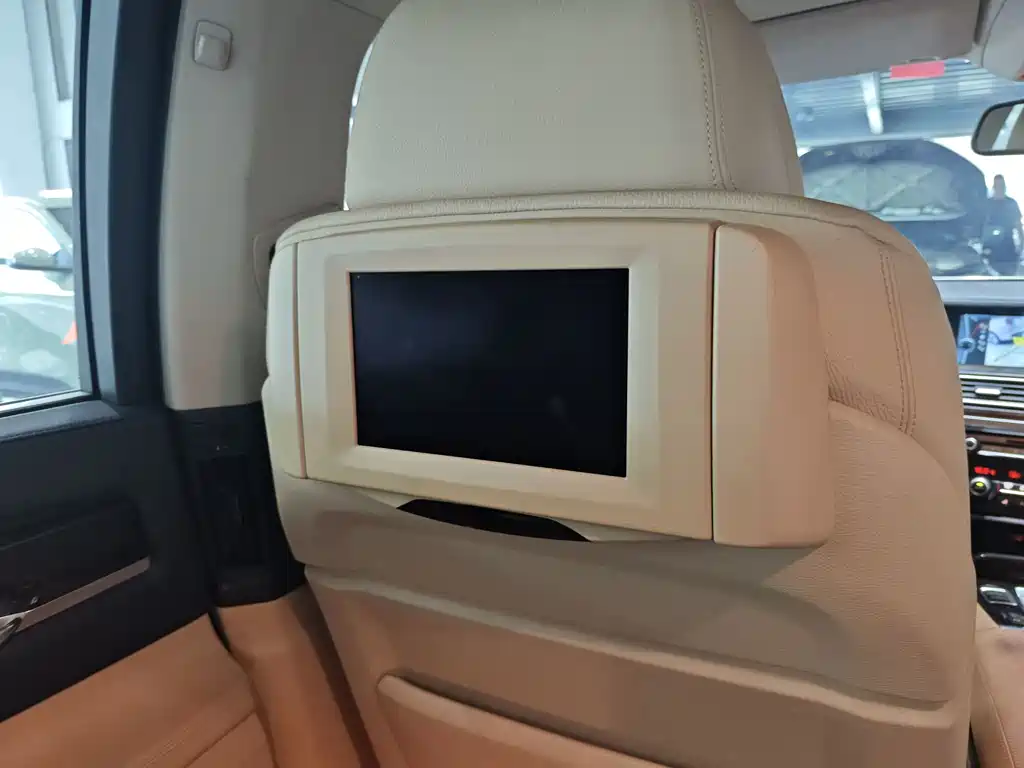 BMW 7 Series 2010 — фото 16