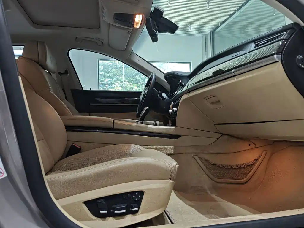 BMW 7 Series 2010 — фото 21