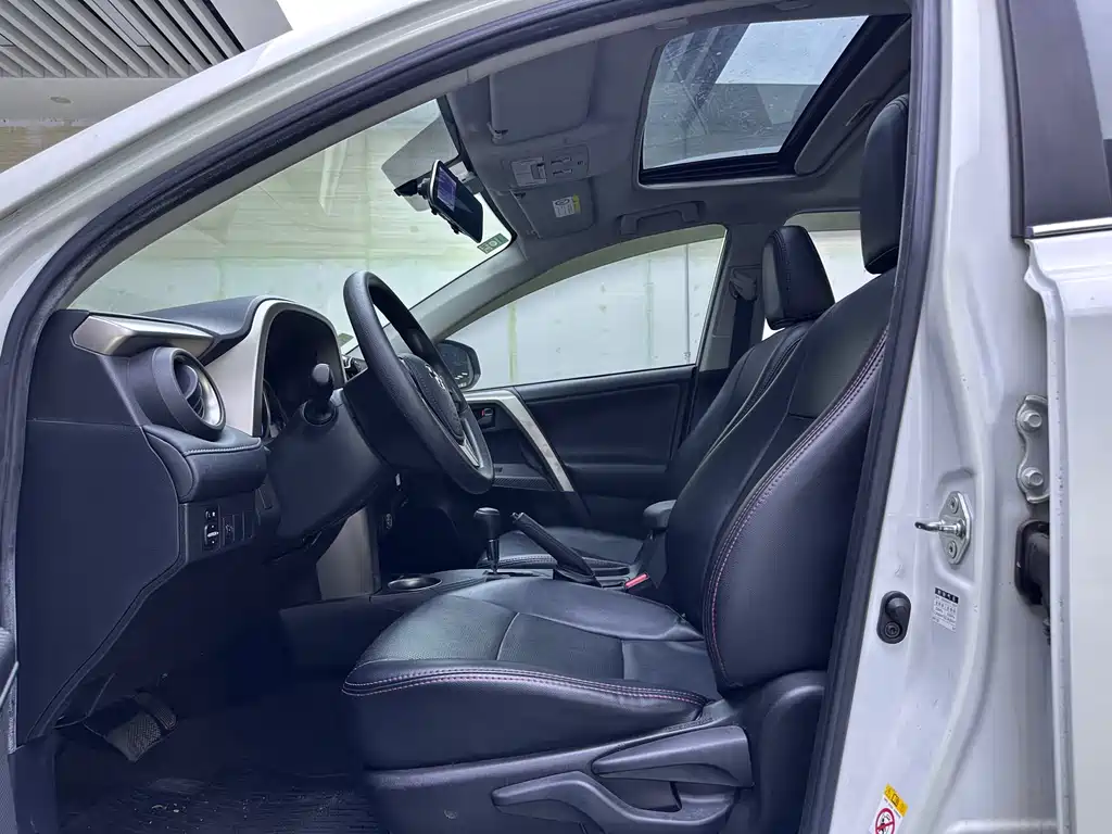 Toyota RAV4 2016 — фото 8