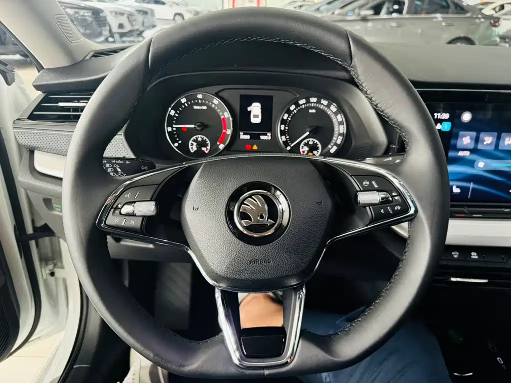 Skoda Octavia 2023 — фото 4