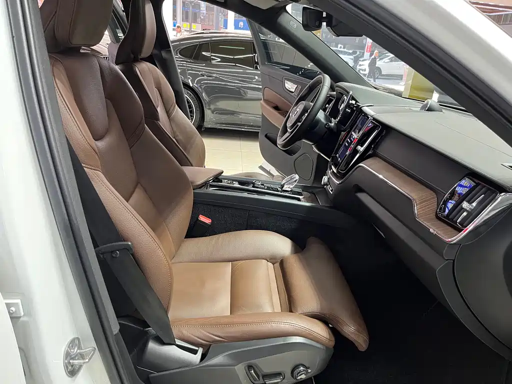 Volvo XC60 2023 — фото 16