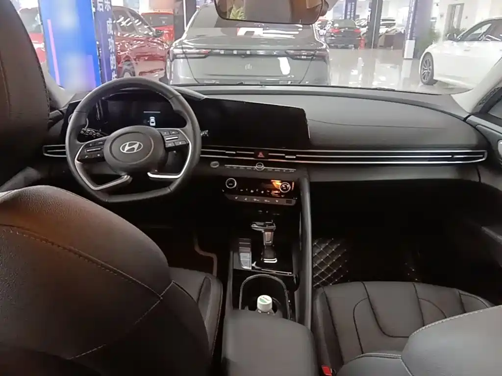 Hyundai Elantra 2025 — фото 10