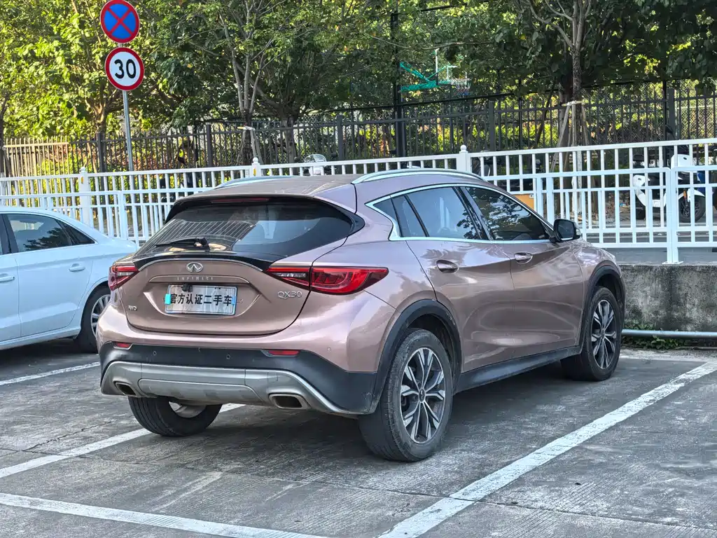 Infiniti QX30 2018 — фото 18