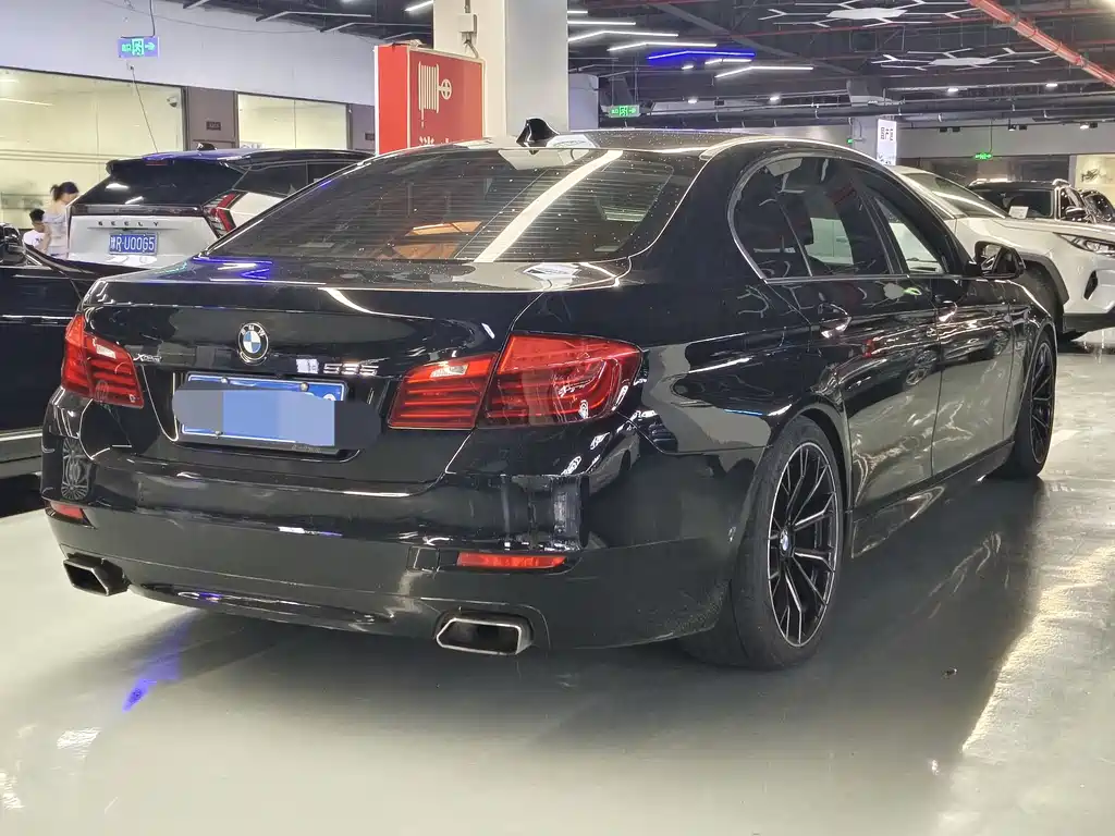 BMW 5 Series 2015 — фото 18