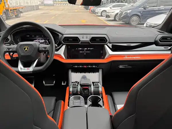 Lamborghini Urus SE 2025