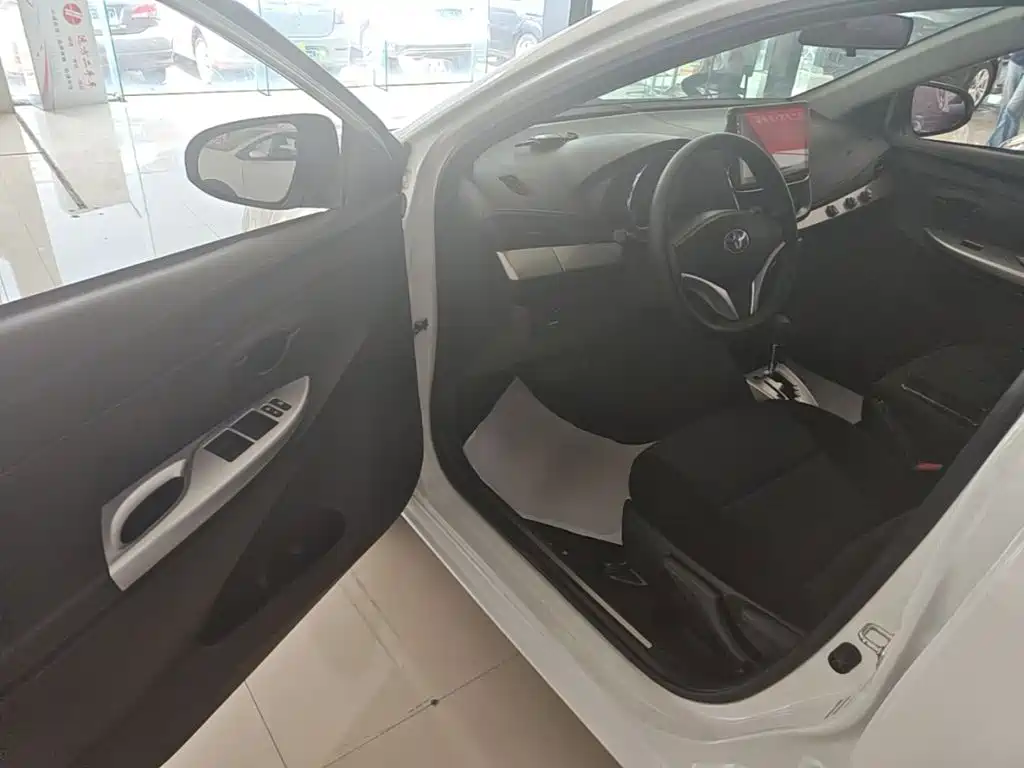 Toyota Yaris L 2021 — фото 16