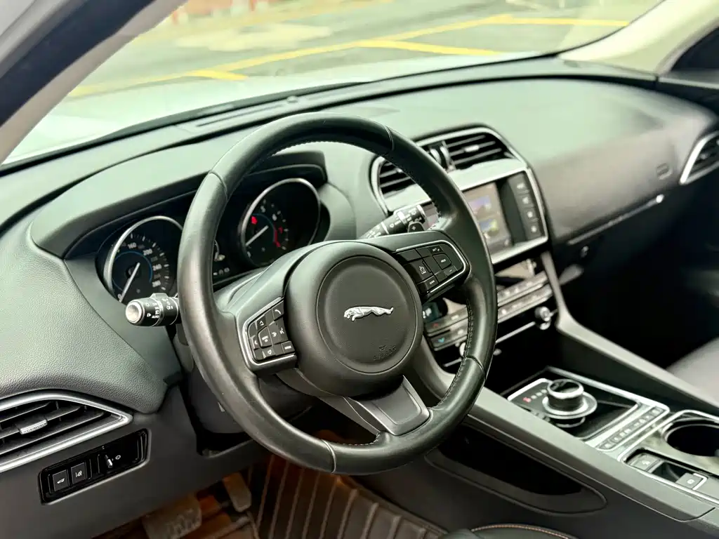 Jaguar F-PACE 2016 — фото 12