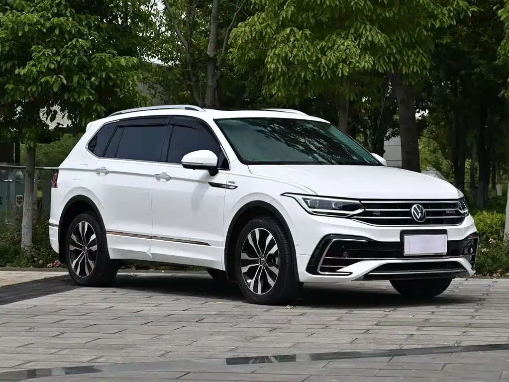 Volkswagen Tiguan L 2022 — фото 1