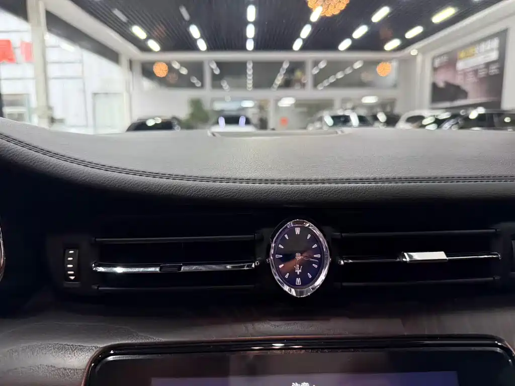 Maserati Quattroporte 2017 — фото 16