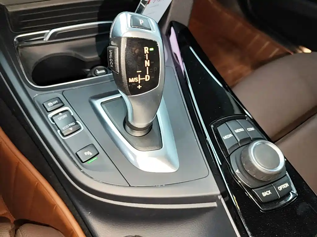 BMW 3 Series 2018 — фото 14