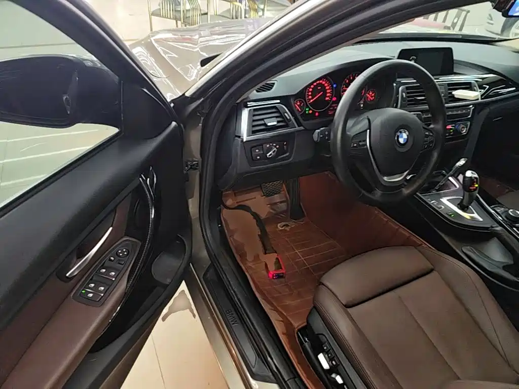 BMW 3 Series 2018 — фото 16
