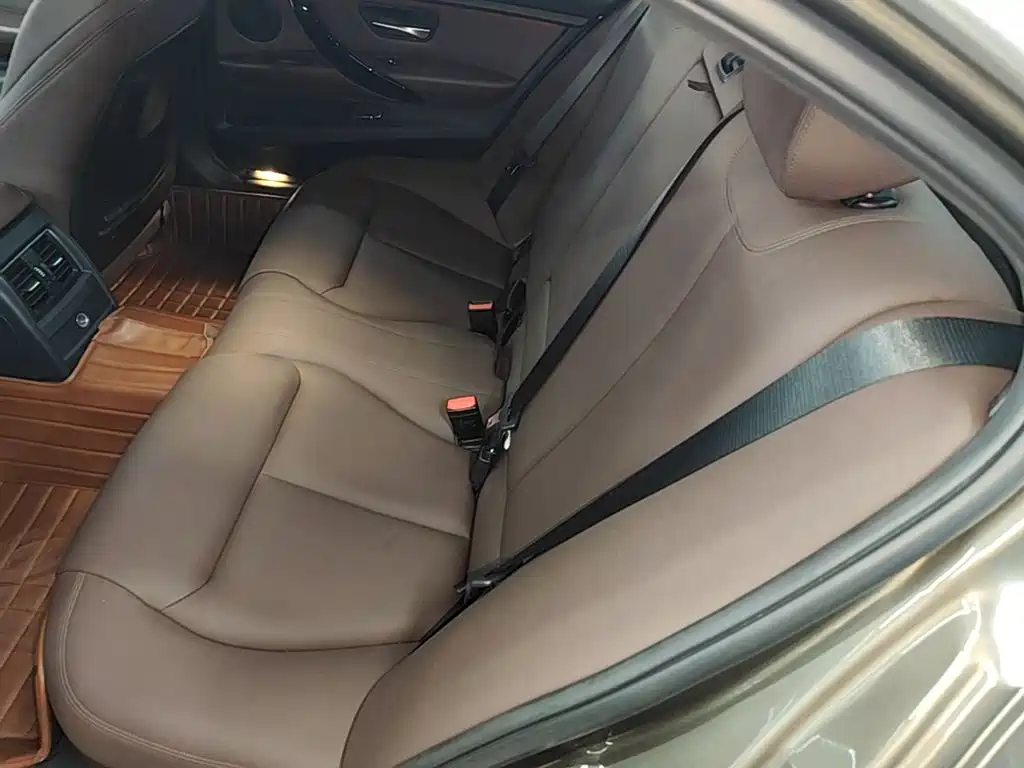 BMW 3 Series 2018 — фото 17
