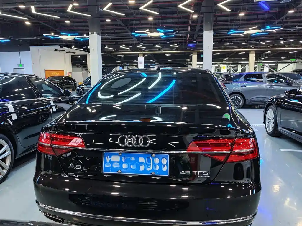 Audi A8 2017 — фото 23