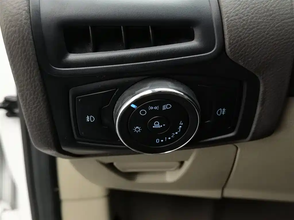Ford Focus 2015 — фото 21