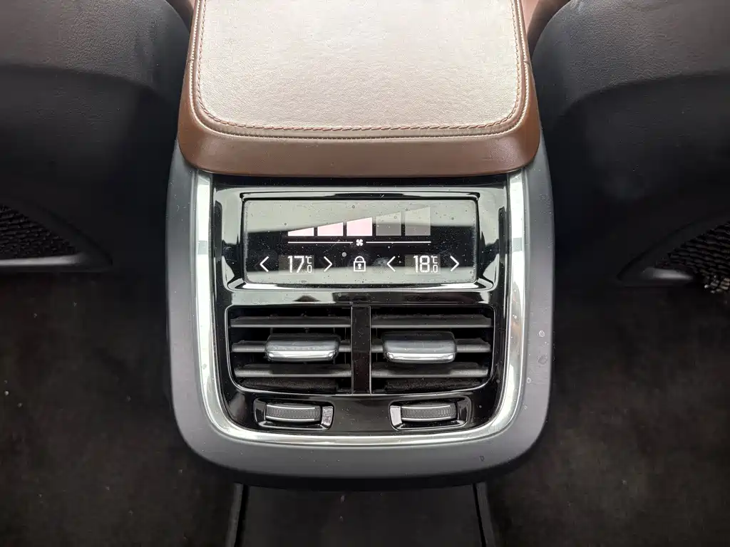 Volvo XC90 2018 — фото 11