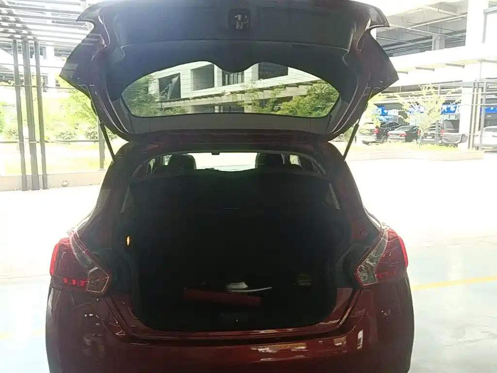 Nissan Tiida 2014 — фото 19