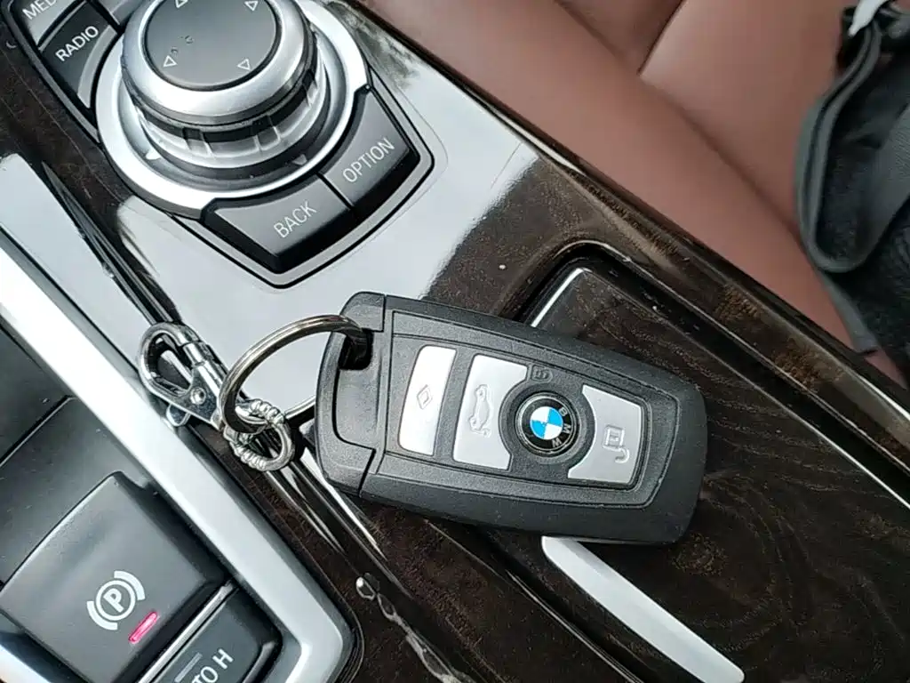 BMW 5 Series 2017 — фото 9