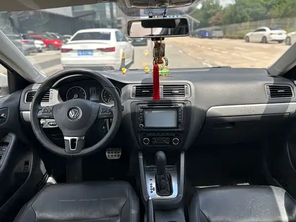 Volkswagen Sagitar 2013