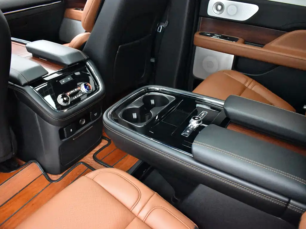 Lincoln Navigator 2020 — фото 16