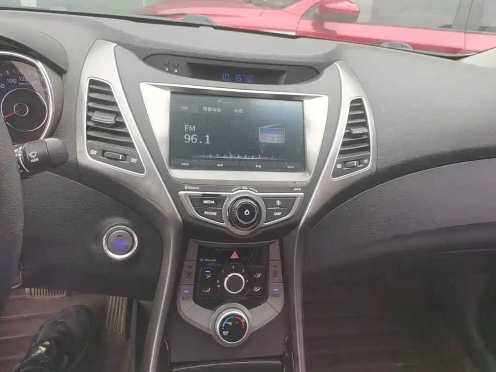 Hyundai Elantra 2017 — фото 9