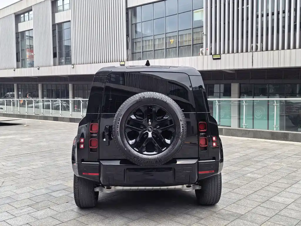 Land Rover Defender 2023 — фото 15