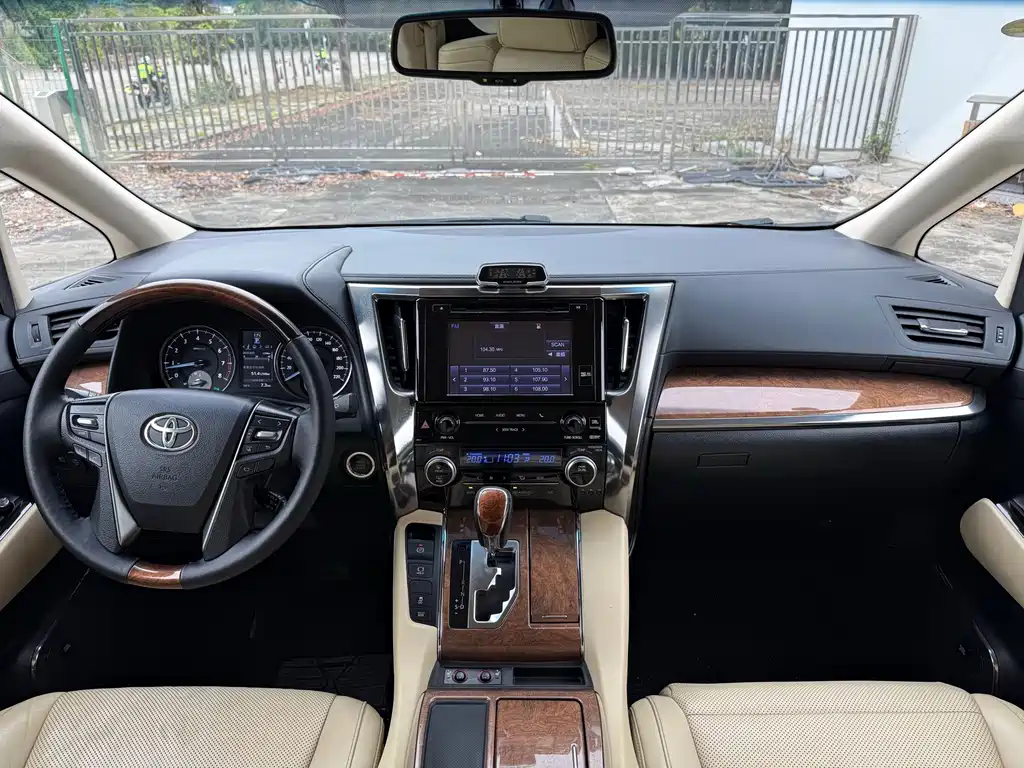 Toyota Alphard 2018 — фото 12