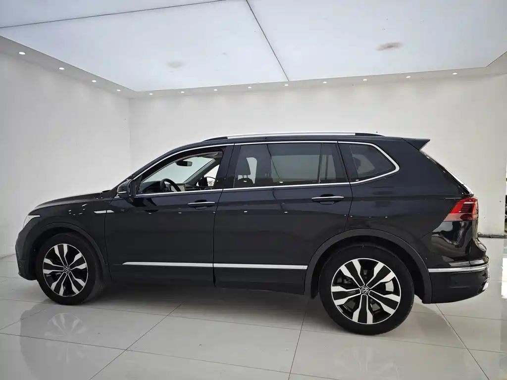 Volkswagen Tiguan L 2023 — фото 27