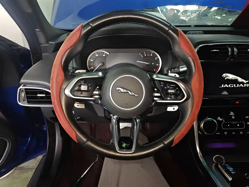 Jaguar XEL 2020 — фото 11